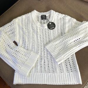 NWT FCT WITH LOVE
Juniors Crocheted Long Sleeve Crop Top.